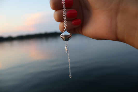 Daisy Silver Seashell Necklace